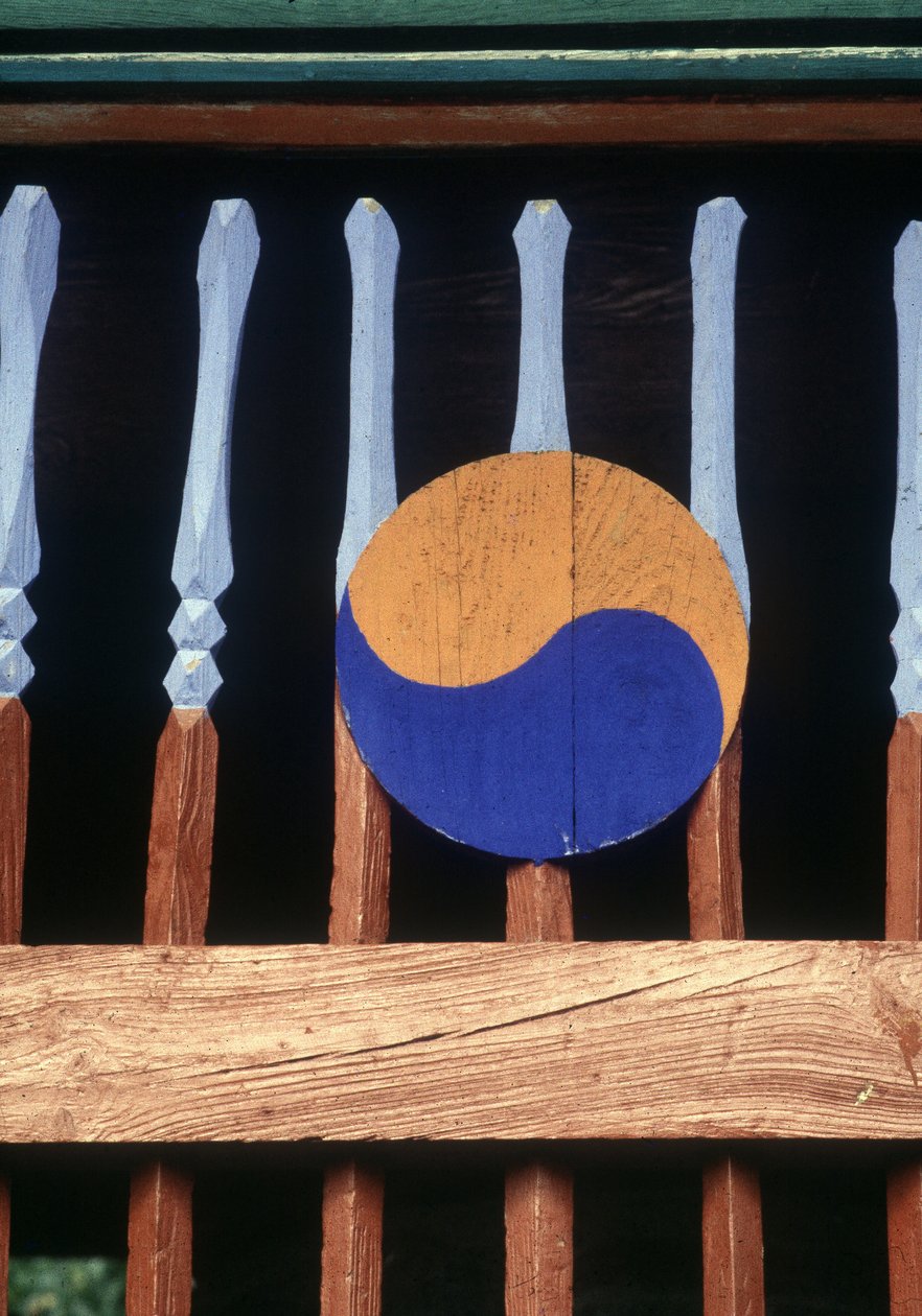 Yin en Yang-symbool op een houten barrière door School Korean