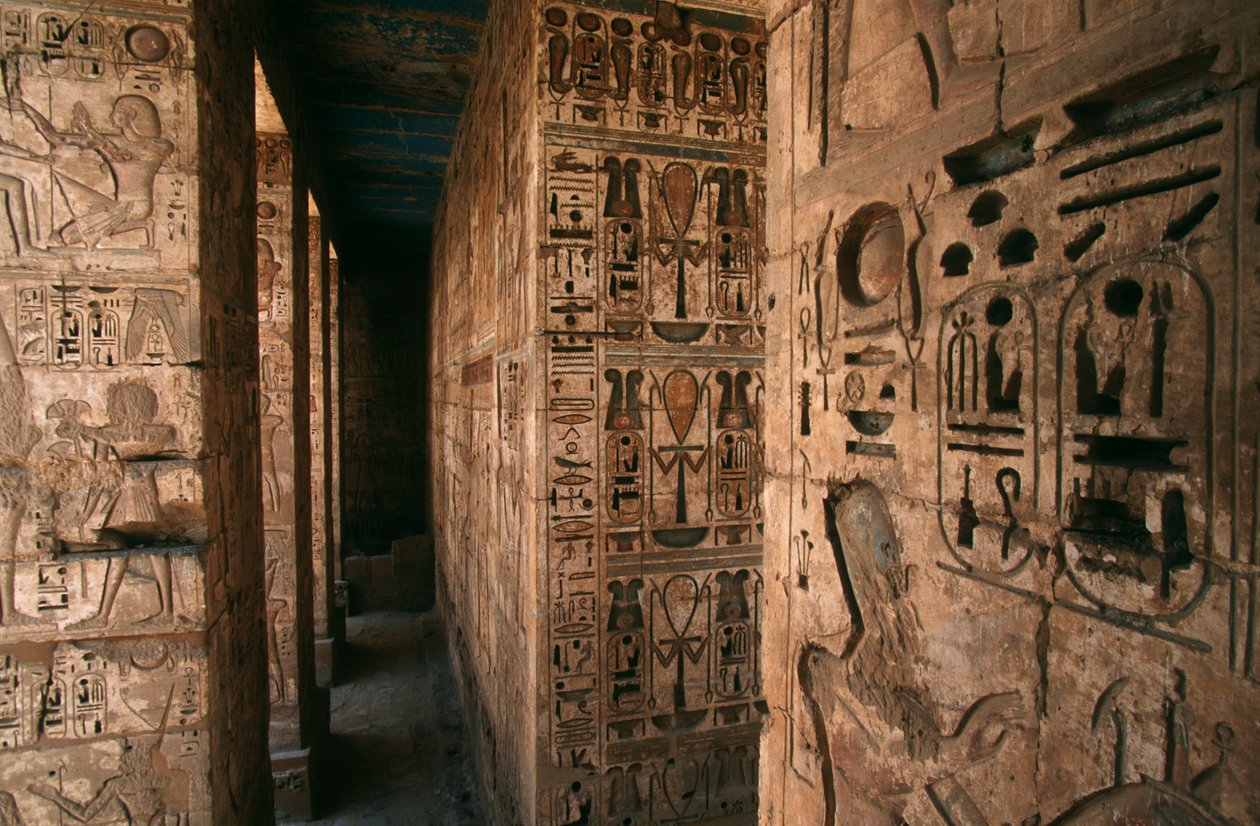 Dodenstad van Ramses III. Detail van zuilen en muren met figuren en hiërogliefen door R. and Smith Simkin
