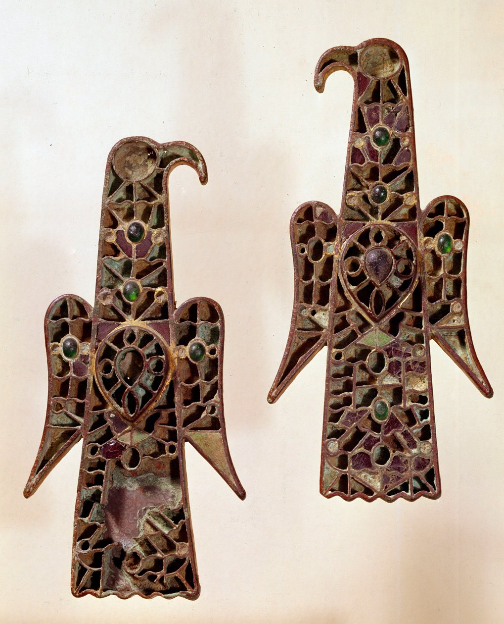 Merovingische kunst: Paar fibulae (veiligheidsspeld) aqualiformes (arenden). Email cloisonné, 6e eeuw, Merovingische dynastie (481-751). uit Castelsagrat. Musée Cluny, Parijs. door School Merovingian