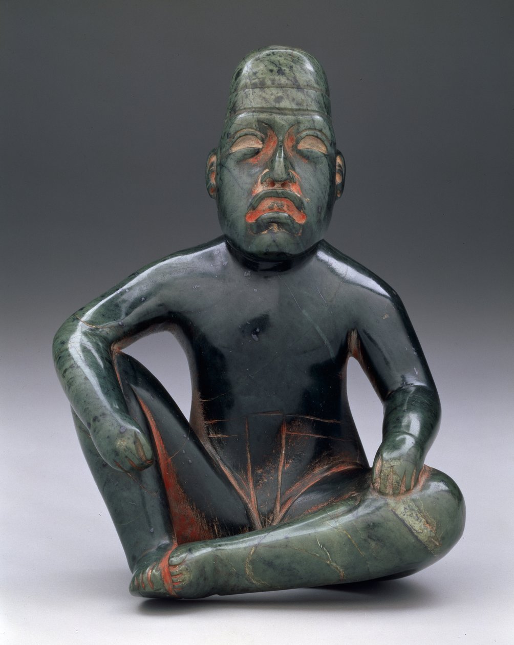 Zittend figuur met opgetrokken knie, Hoogland Olmec, San Martin Texmelucan door School Mexican