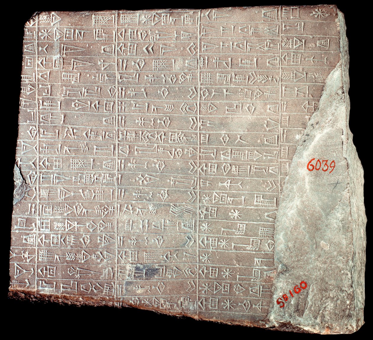 Mesopotamië: kalkstenen stèle met inscripties in het Akkadisch ter herdenking van de werken uitgevoerd ter ere van de god Inshushinak en de geschenken aan hem gegeven; Iran, Susa, 2100 v.Chr. door School Persian