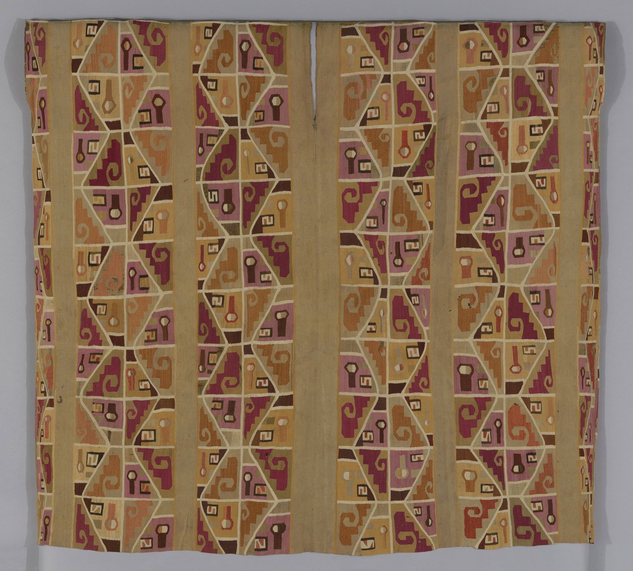 Tuniek, 600-800 door School Peruvian