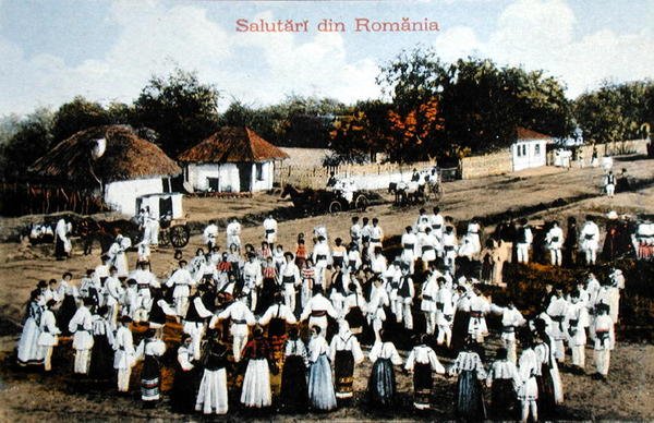 Ansichtkaart met Roemenen die dansen in een dorp, ca. 1910 door School Romanian