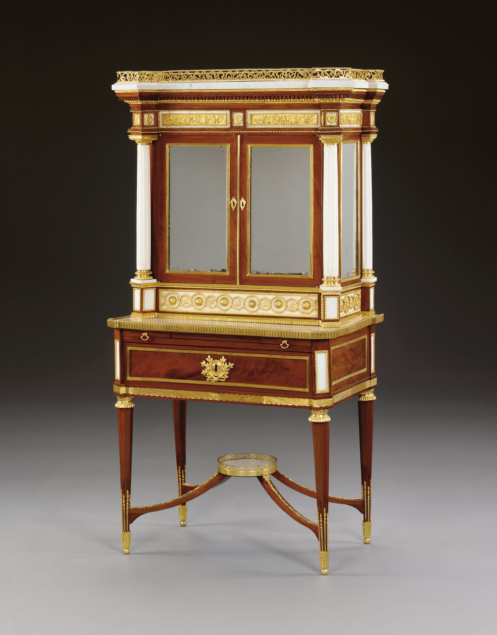 Een Russische ormolu-gemonteerde witte marmeren en mahonie bonheur du jour, c.1790 door School Russian