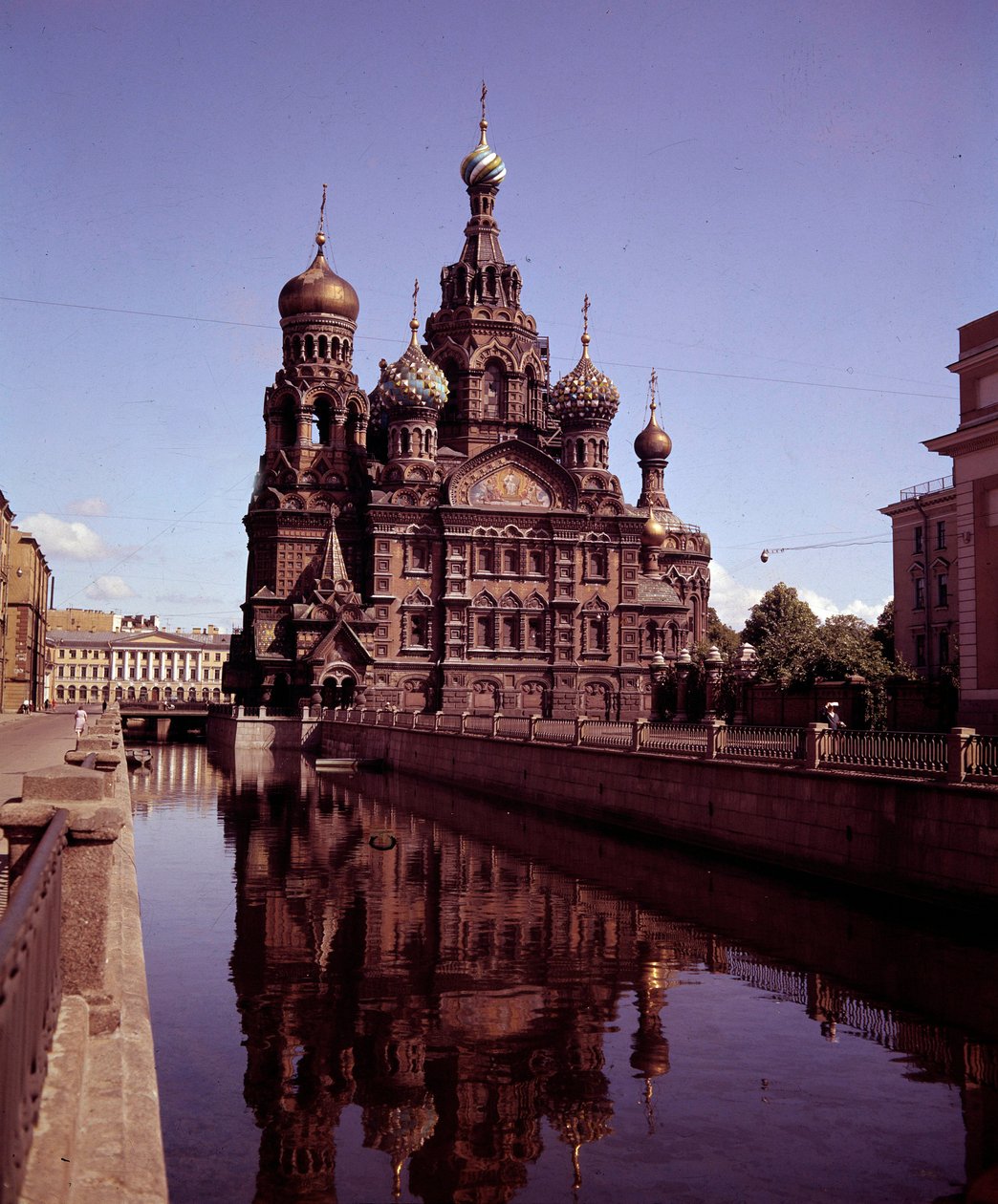 Architectuur: uitzicht op de kerk van de Heilige Verlosser en het Bloed van Christus gerealiseerd tussen 1883 en 1907. Sint-Petersburg, Rusland door School Russian