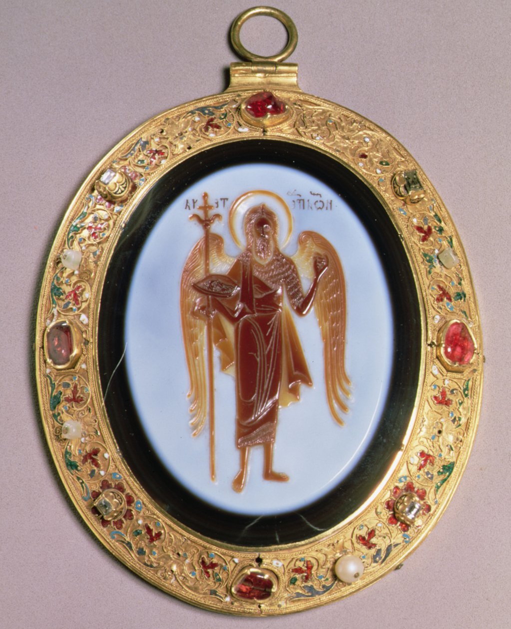 Panagia, gesneden sardonyx gemonteerd in goud gezet met parels en juwelen met filigraan en emaillen decoratie, Moskou door School Russian