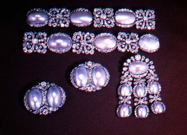 Set sieraden, broche, oorclips en armbanden, tweede helft van de 18e eeuw door School Russian