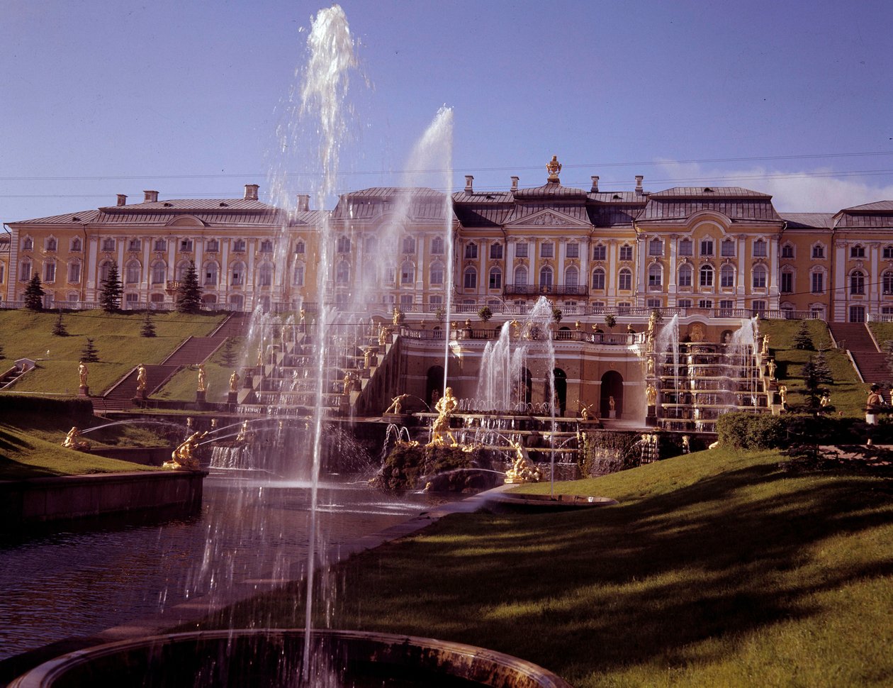 Uitzicht op de grote waterval van het kasteel van Peterhof, gerealiseerd onder Peter de Grote nabij Sint-Petersburg, Rusland door School Russian