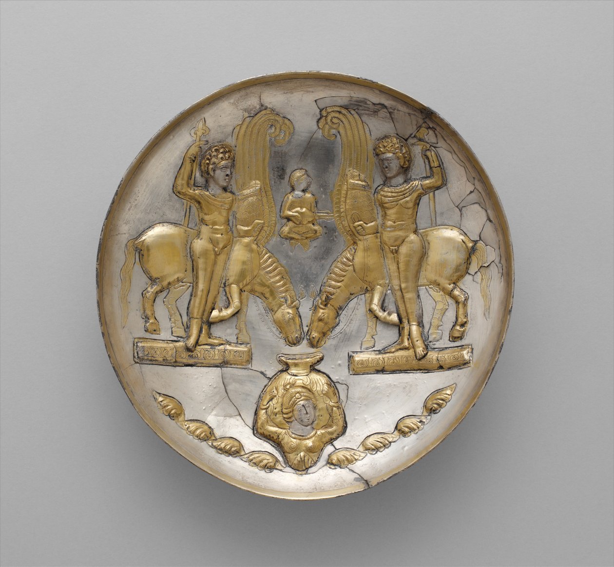 Bord met jongeren en gevleugelde paarden, c.5e-6e eeuw AD (zilver, kwikvergulding) door School Sasanian