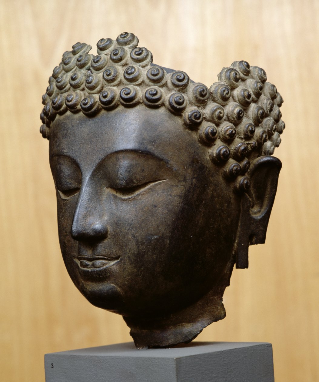 Hoofd van Boeddha die naar beneden kijkt, Lan Na cultuur door School Thai