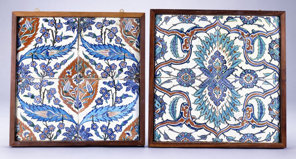 Een Iznik-tegel met pruimenbloesems en tulpen, gemaakt circa 1570, en een 17e-eeuwse Iznik-tegel met rode en blauwe gespleten palmet door School Turkish
