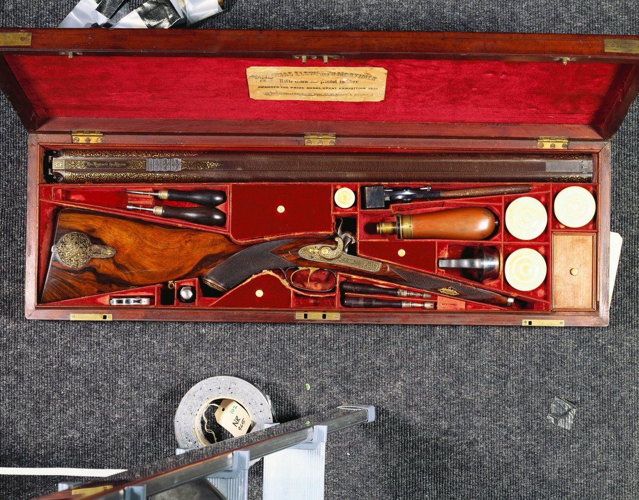 Een goud gedecoreerd 16 bore D.B. slaggeweer gemaakt voor de Nizam van Hyderabad, in een met messing gemonteerde mahonie kast, gevoerd met karmozijnrode zijde, c.1855 (zijde, mahonie, staal, koper) door Scottish School