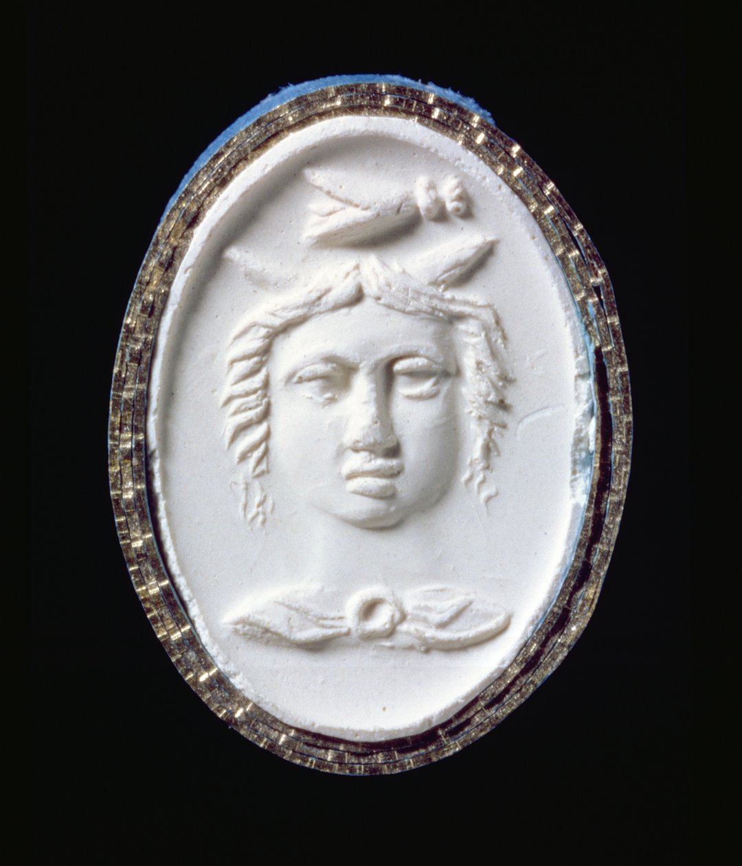 Impressie van een gouden ring met een frontaal hoofd door Scythian