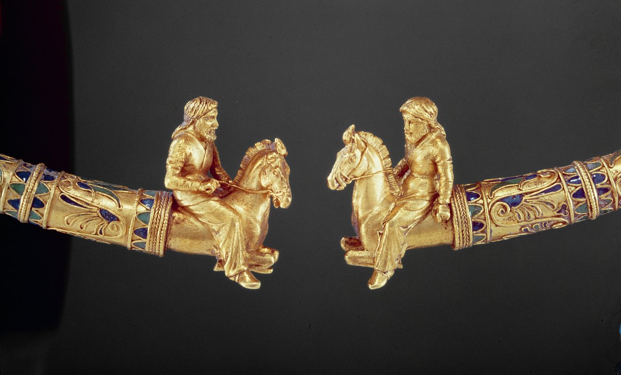 Halsring met punten in de vorm van Scythische ruiters (goud) door Scythian