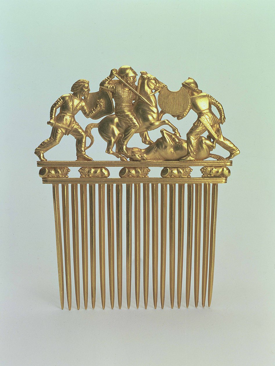 Achterkant van een Scythische kam, van Solokha grafheuvel, Steppe (goud) door Scythian