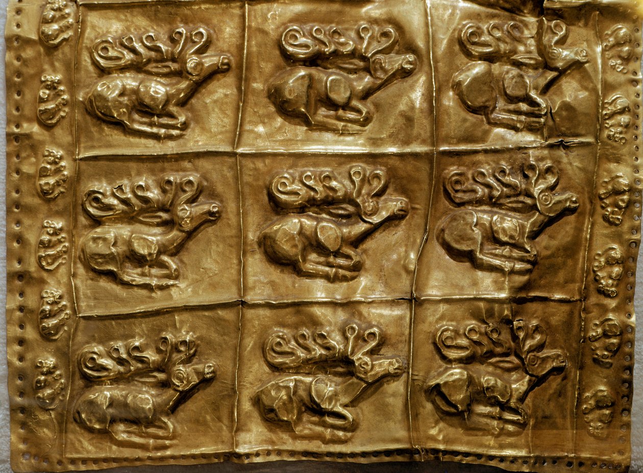 Scythische kunst: gouden kokerdeksel versierd met dieren (herten). Uit Tumulus nr. 4 in Kelermes, Krasnodar Regio, Kuban, Rusland, 7e eeuw v.Chr. door Scythian