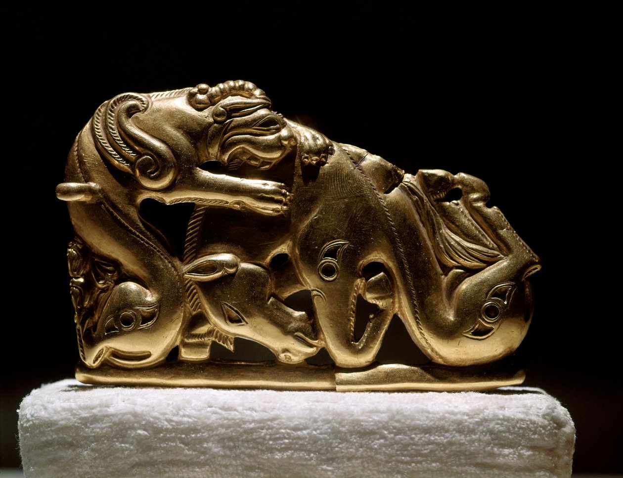 Scythische kunst: gouden gordelfibula met afbeelding van een griffioen die een paard aanvalt. Uit Chiliktin. 5e-4e eeuw v.Chr. Sint-Petersburg, Hermitage Museum door Scythian