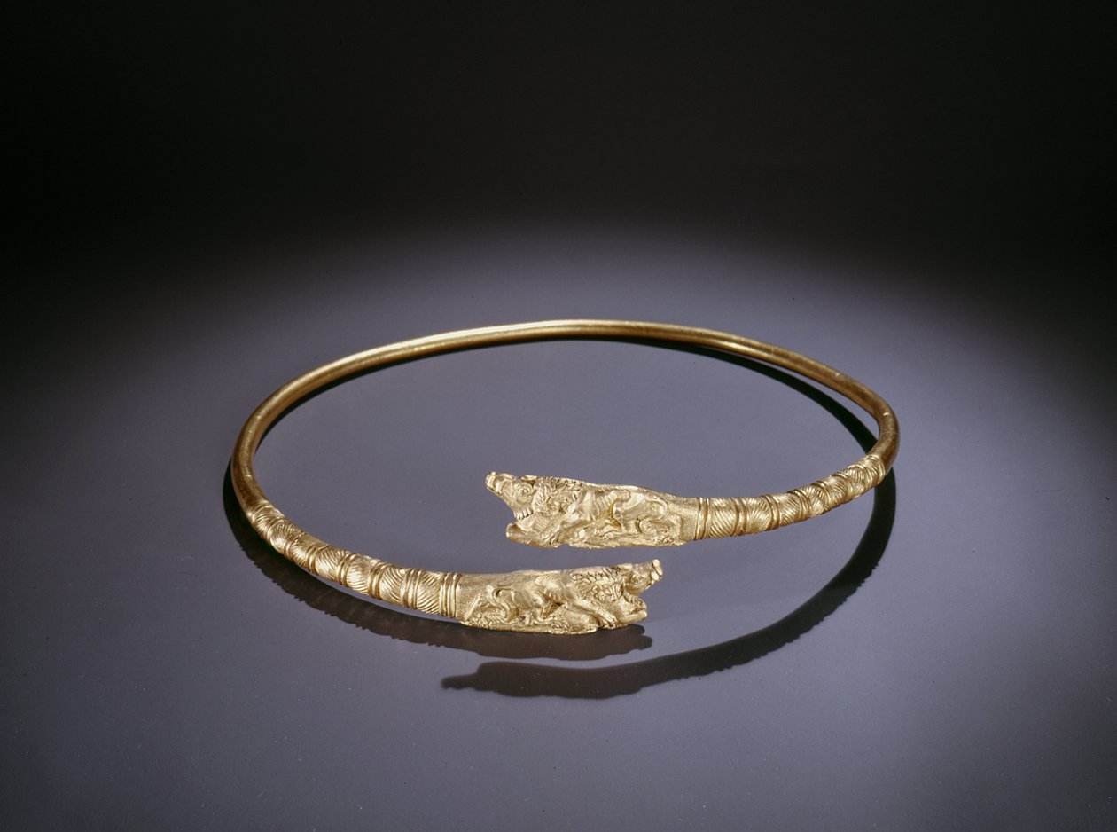 Torque met leeuwen die zwijnen aanvallen aan de uiteinden (goud) door Scythian