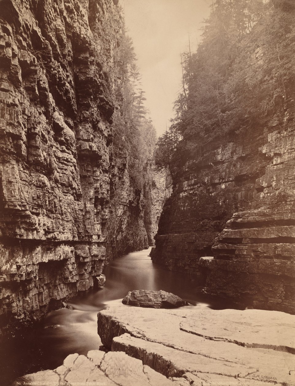 Ausable Chasm - De rivier op vanaf Table Rock, ca. 1880 (foto) door Seneca Ray Stoddard