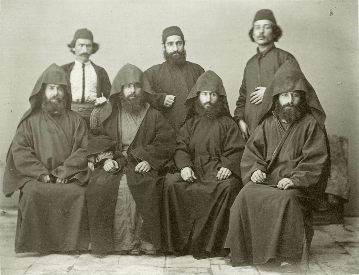Groep van 4 Armeense priesters en 3 anderen in de binnenplaats van het Mediterranean Hotel, Jeruzalem, 1867 door Sergeant Henry Phillips