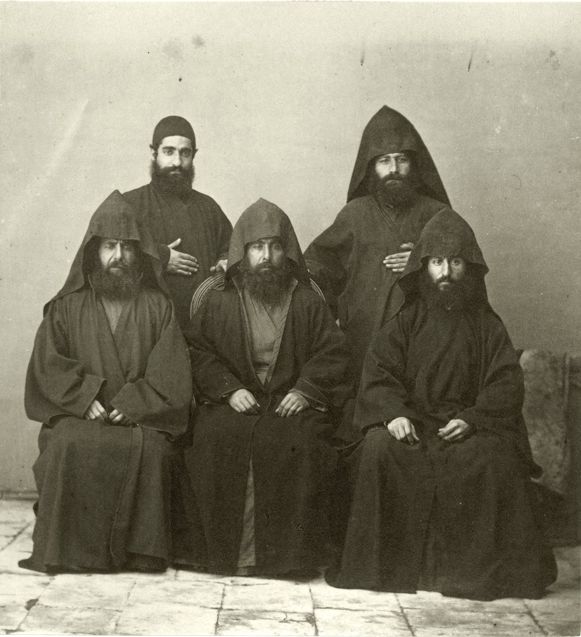Groep van 5 Armeense priesters in de binnenplaats van het Mediterranean Hotel, Jeruzalem, 1867 door Sergeant Henry Phillips