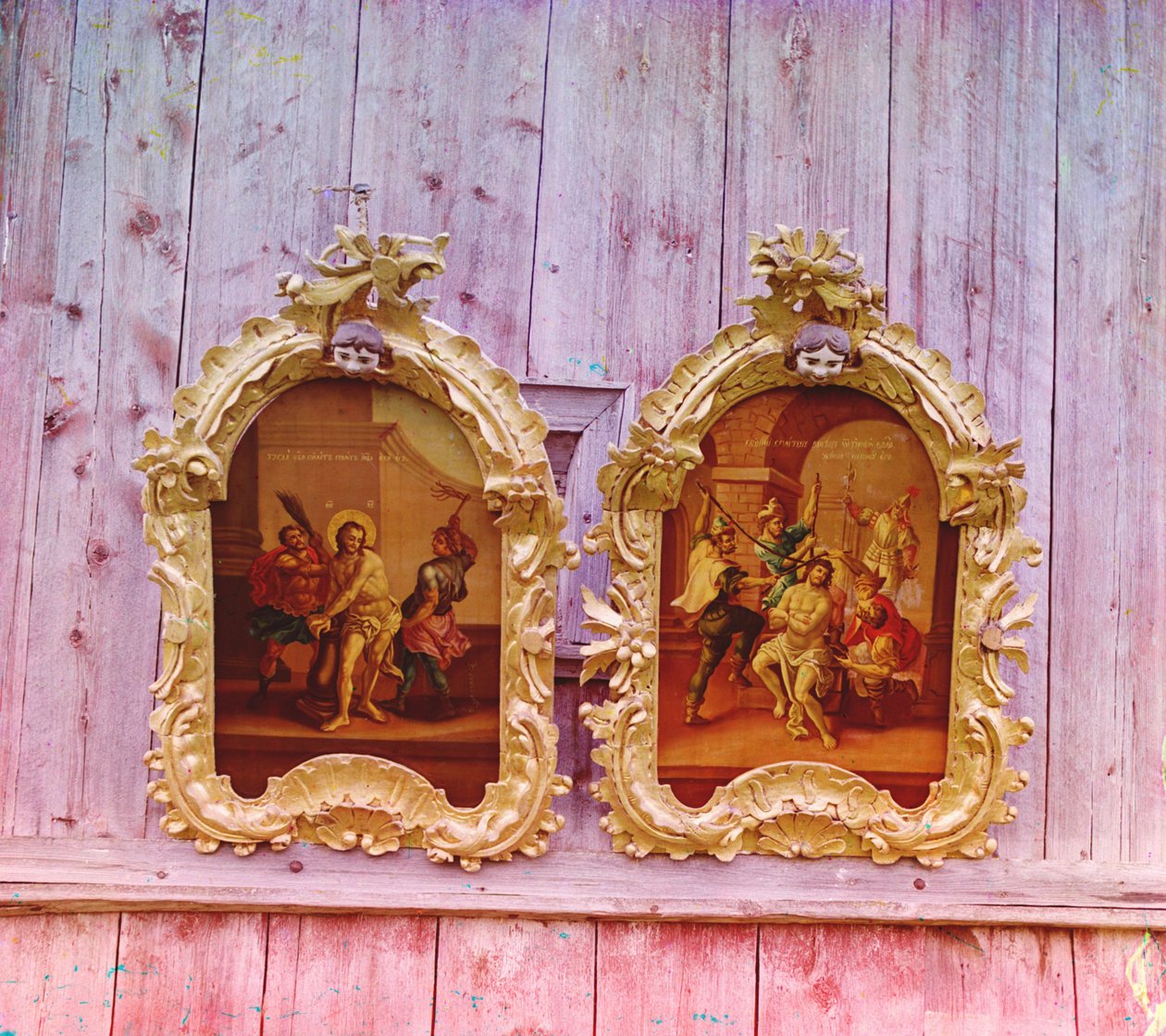 Twee iconen in de houten kerk van de profeet Elia in Belozersk, 1905-1915 door Sergey Prokudin Gorsky