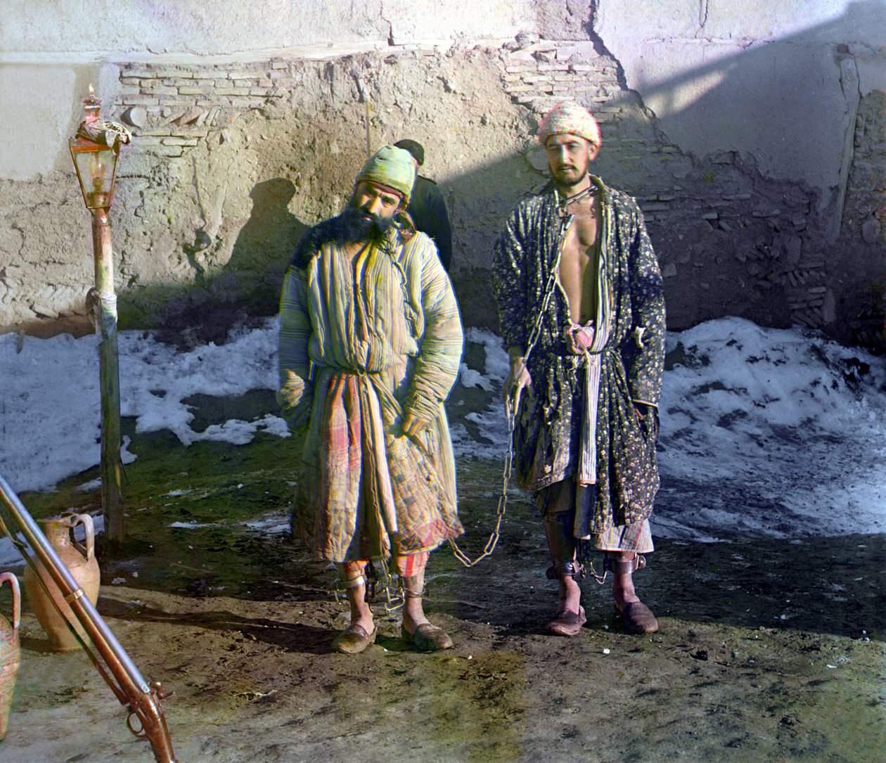 Twee gevangenen in kettingen en een bewaker achter hen, Russisch Rijk, tussen 1905 en 1915 door Sergey Prokudin Gorsky