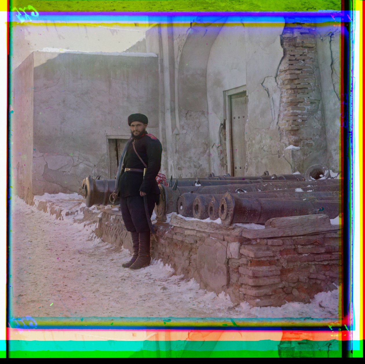 Een Russische soldaat bewaakt een paleis naast oude kanonnen in Bukhara, 1915 door Sergey Prokudin Gorsky