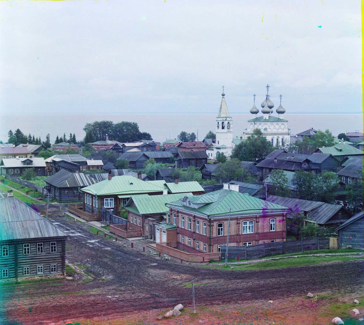 Belozersk en de Kathedraal van de Ontslapenis vanaf de vestingmuur, 1905-1915 door Sergey Prokudin Gorsky