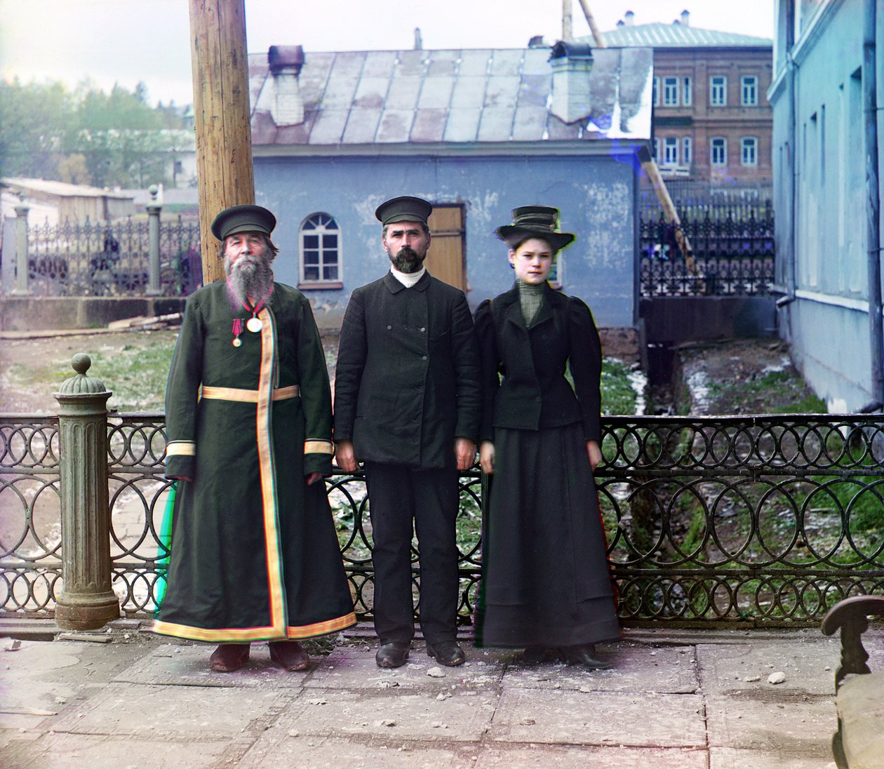 Drie generaties: A.P. Kalganov met zoon en kleindochter buiten bij de Zlatoust wapenfabriek; de laatste twee werken in de werkplaatsen van de fabriek, Russisch Rijk door Sergey Prokudin Gorsky