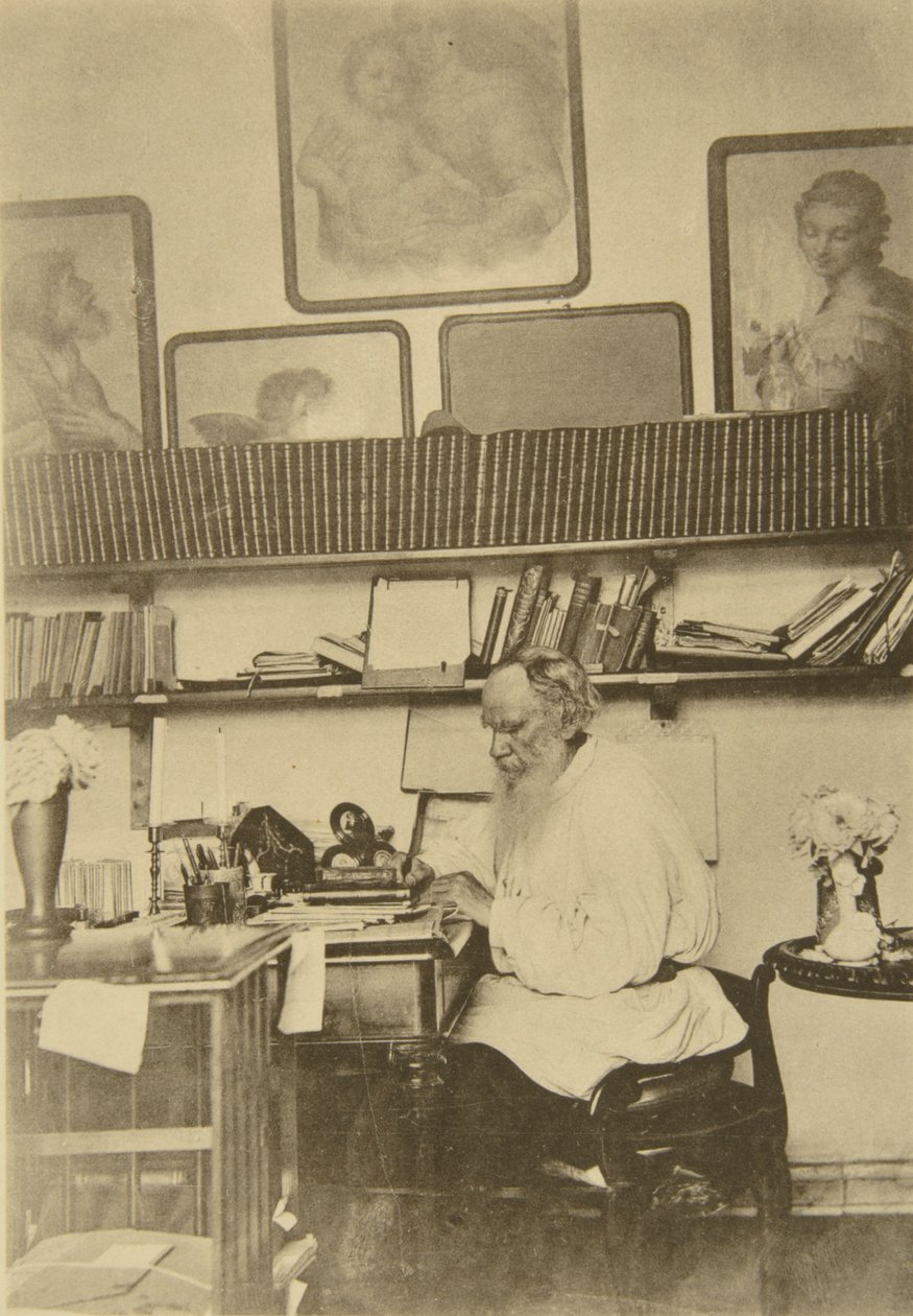 Russische auteur Leo Tolstoy aan het werk, 1890s door Sophia Andreevna Tolstaya