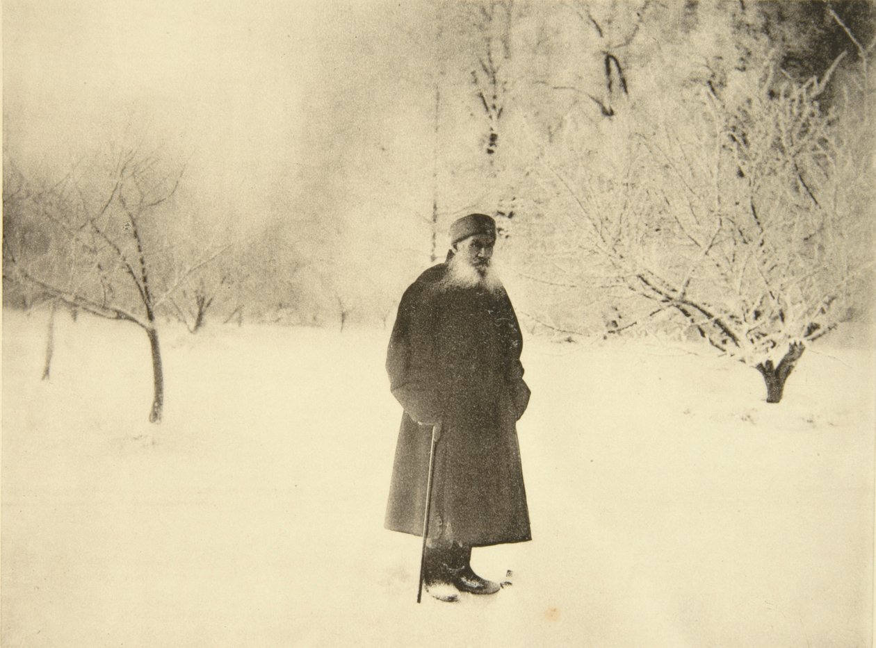 Russische auteur Leo Tolstoy maakt een winterwandeling, 1900s door Sophia Andreevna Tolstaya