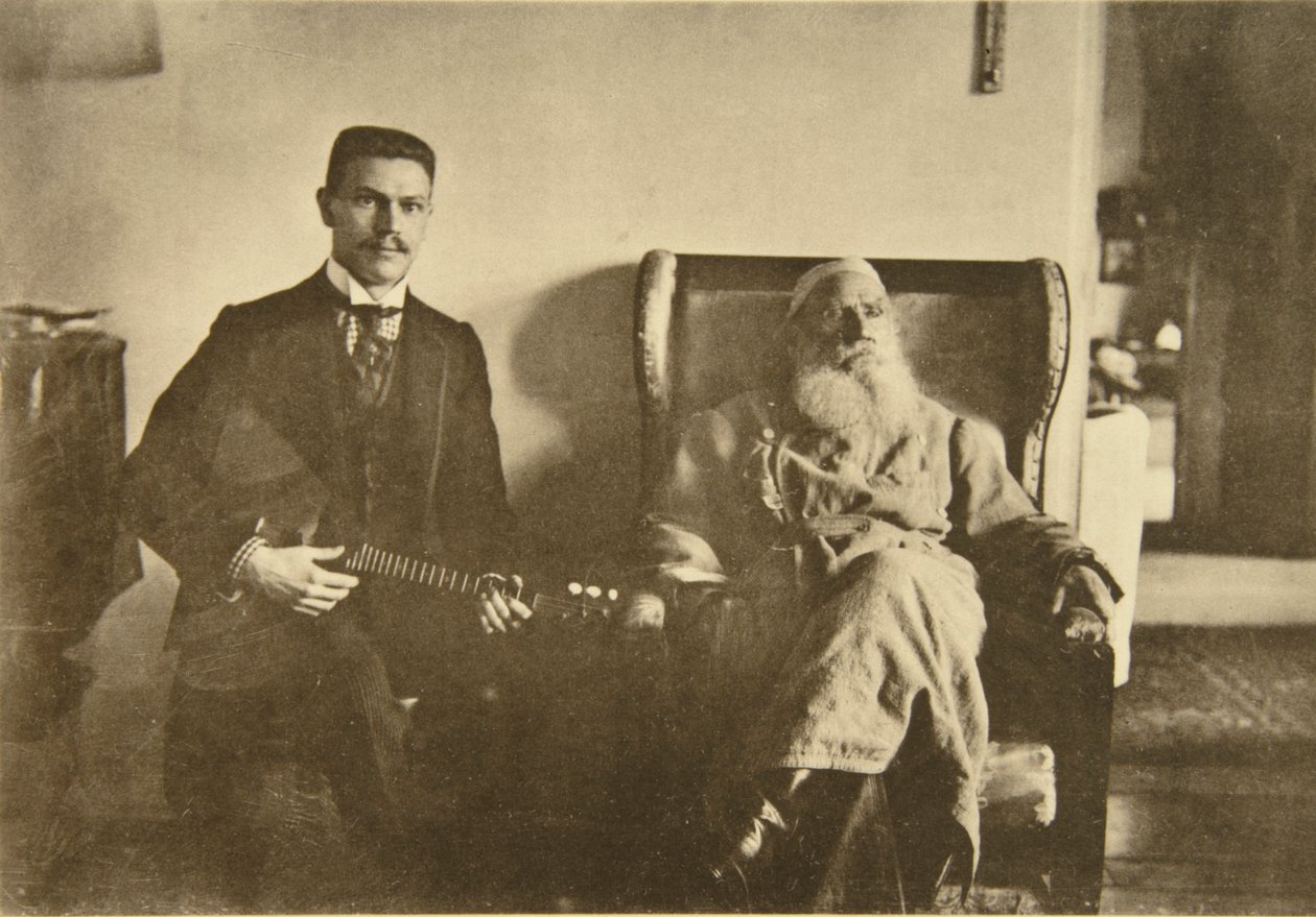 Russische auteur Leo Tolstoy met de balalaika speler Boris Troyanovsky, Rusland, 1909 door Sophia Andreevna Tolstaya