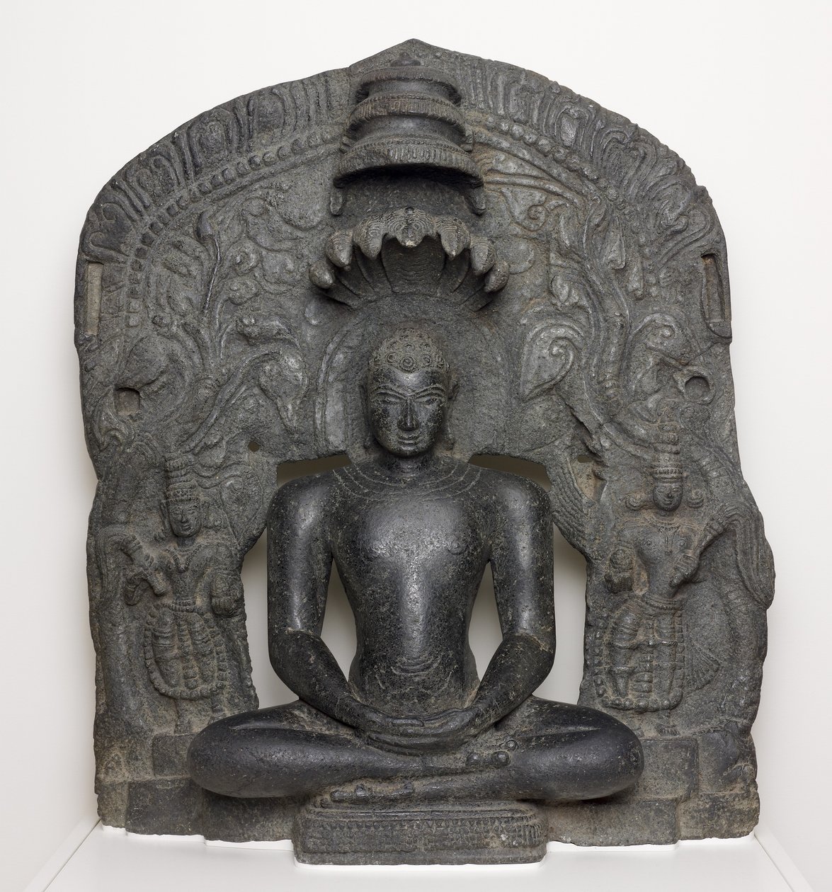 Jaina Tirthankara Parshvanatha met slangenkap zittend in meditatie (Dhyanamudra), uit Karnataka, India door South Indian School
