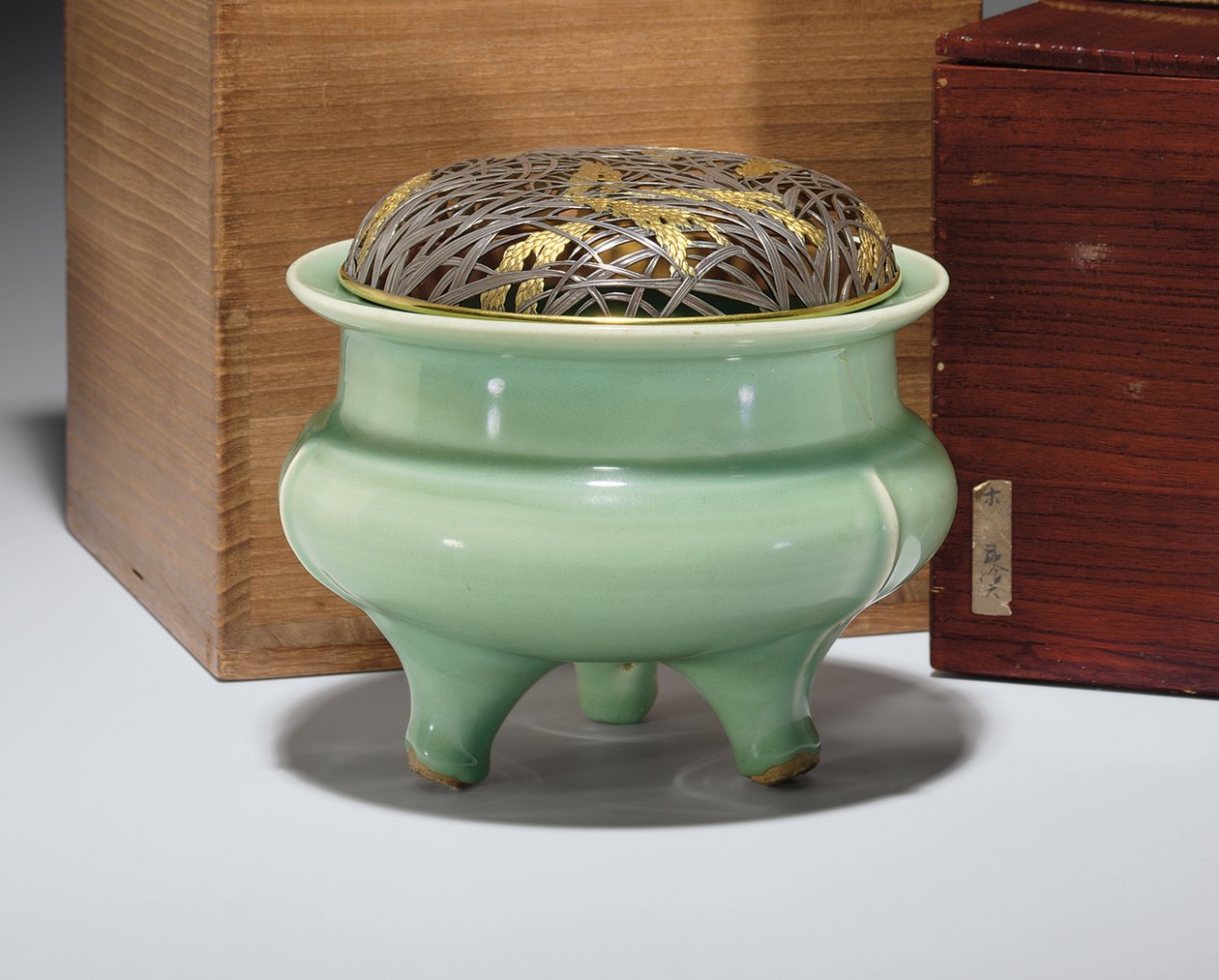Grote Longquan celadon driepoot wierookbrander met Japanse gedeeltelijk vergulde metalen deksel door Southern Song Dynasty Chinese School