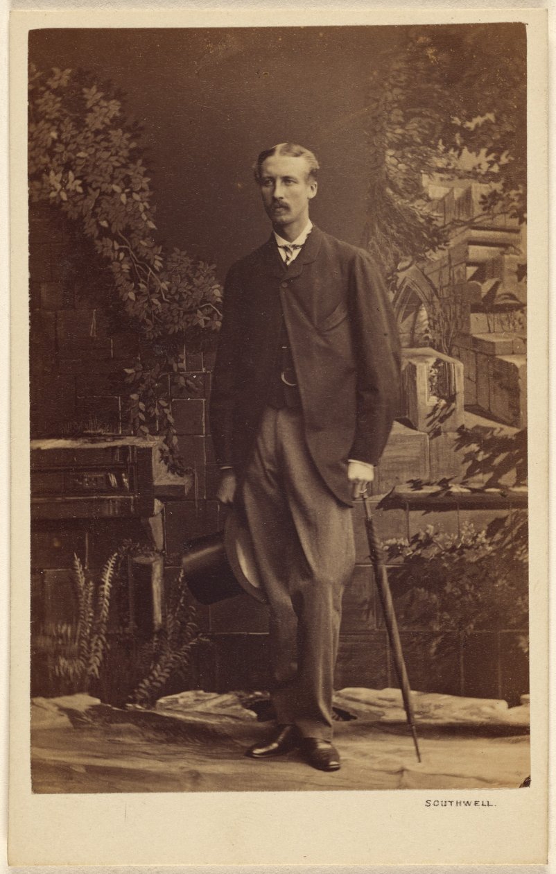 [Ongeïdentificeerde man met snor, met hoge hoed en paraplu, staand]. door Southwell Brothers