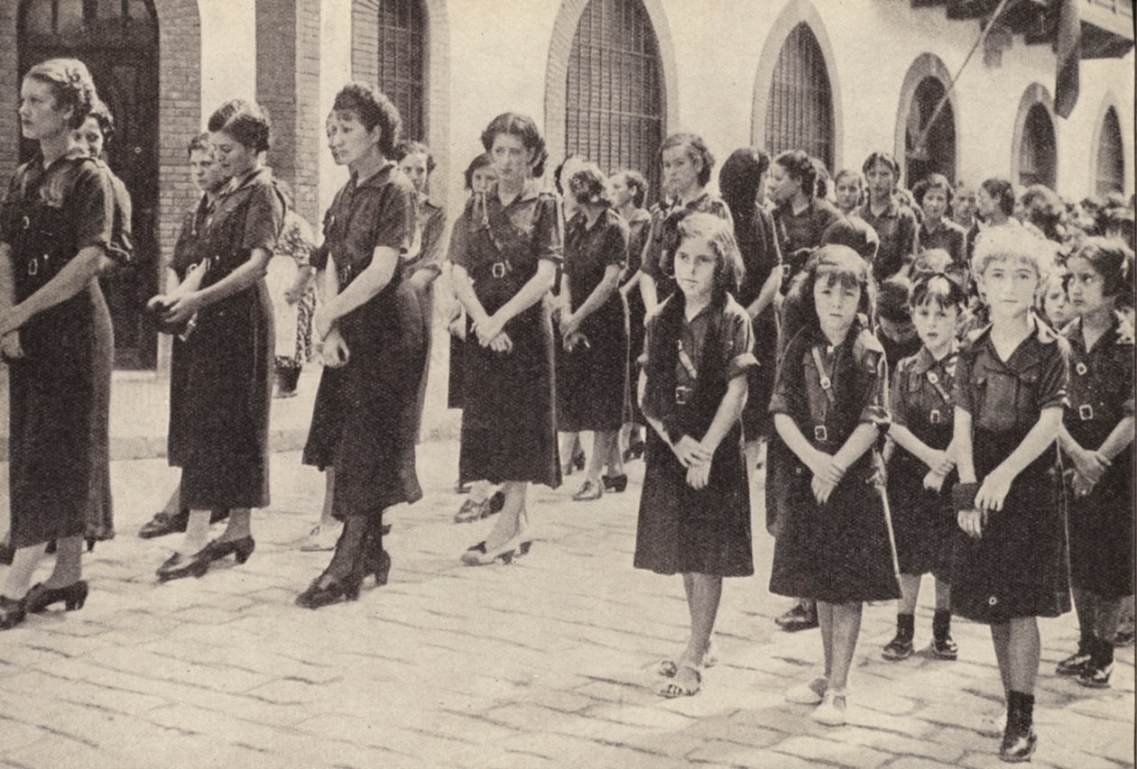 Vrouwenafdeling van de Falangistische beweging in Spanje onder het bewind van Francisco Franco (z/w foto) door Spanish Photographer