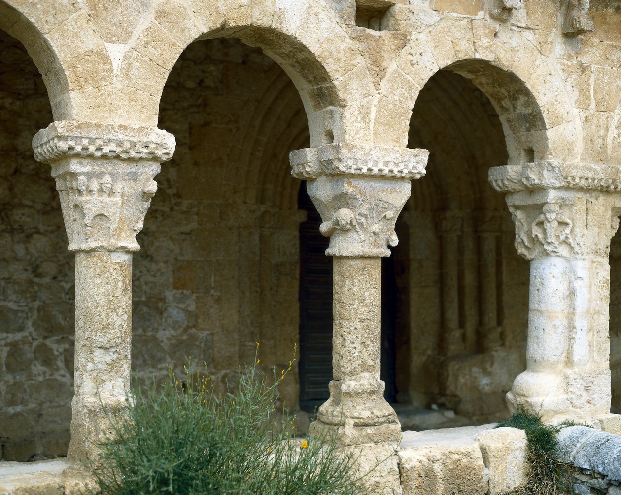 Arcades van het atrium, Kerk van St. Michael, San Esteban de Gormaz, Spanje, architectuur van de 11e-12e eeuw door Spanish School