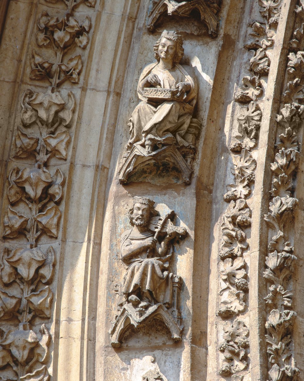 Archivolt van het centrale portaal van de westgevel, detail van een violist en een citer speler, ca. 1350-1400 (hoog reliëf) door Spanish School