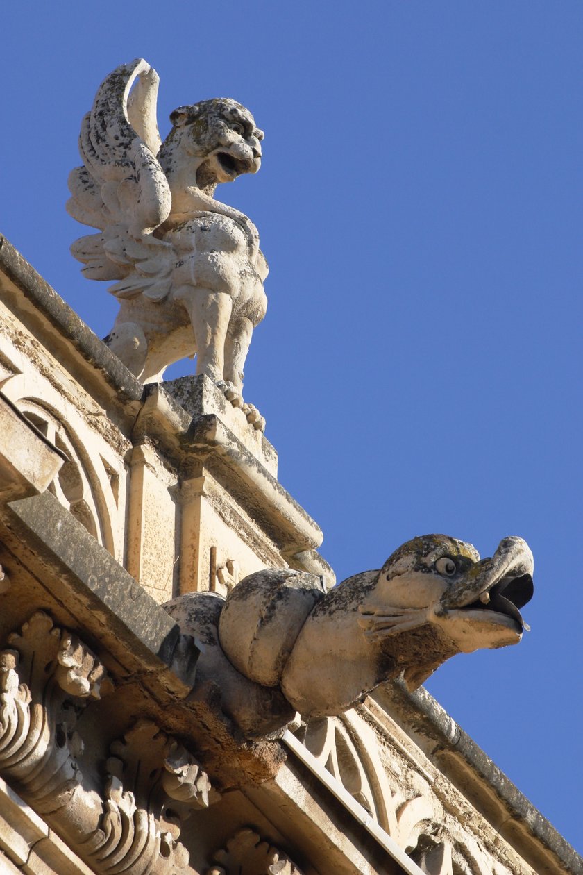 Gargouille en acroteria (detail) door Spanish School