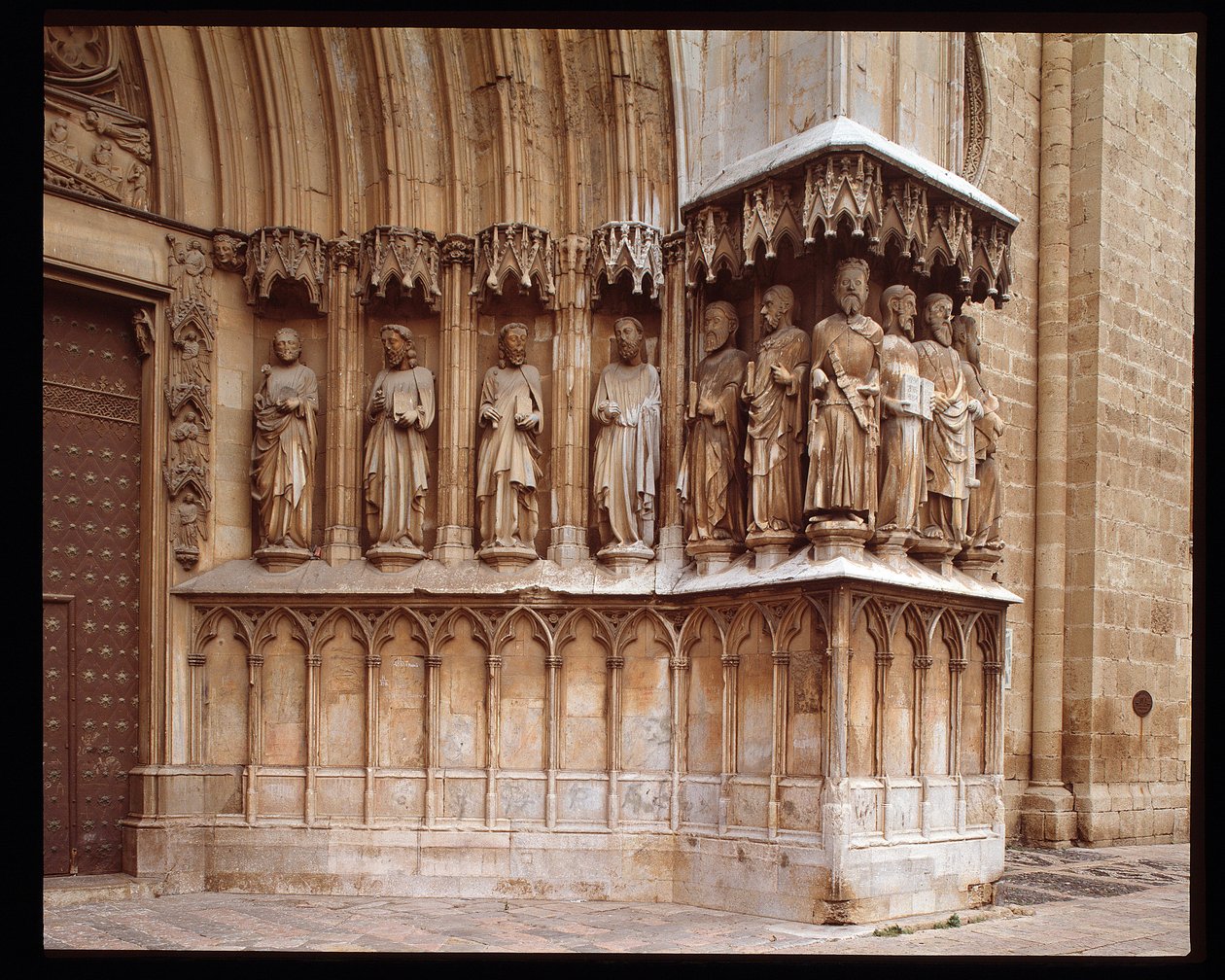 Gotische kunst: detail van het centrale portaal van de Kathedraal van St. Thecle in Tarragona door Spanish School