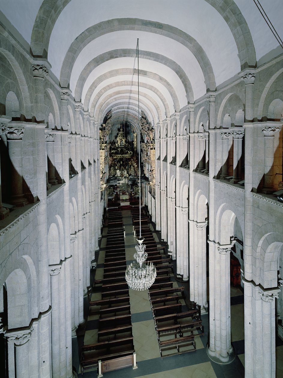 Interieur van de kathedraal begonnen in 1078 door Spanish School