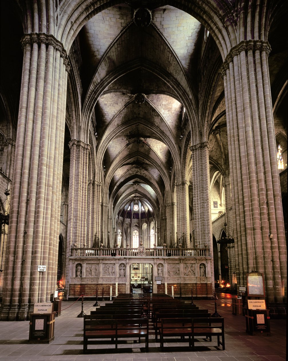 Interieur van het schip, begonnen in 1298 door Spanish School