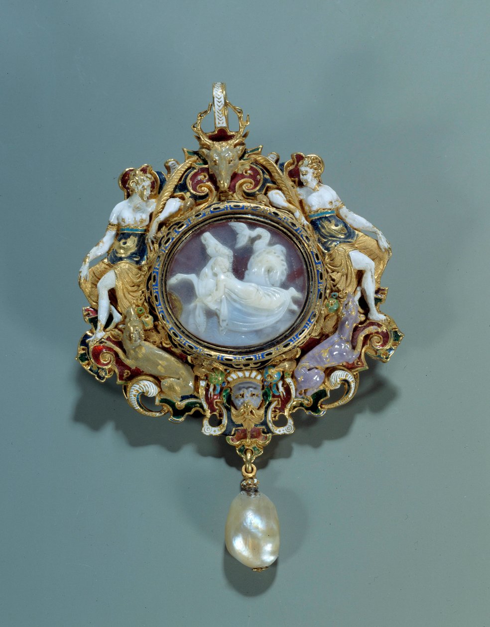 Sieraad: hanger email op goud rond met een camee. 1550-1575. Parijs, Louvre Museum door Spanish School