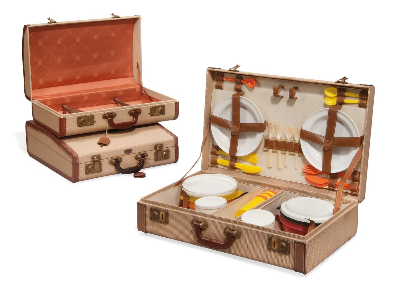 Twee koffers en een picknickmand, Loewe, midden 20e eeuw door Spanish School