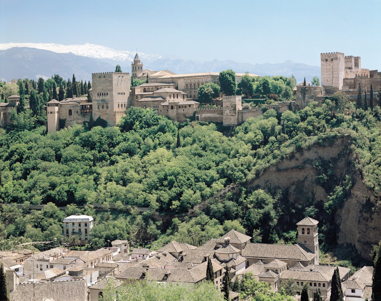 Uitzicht op het Paleis van het Alhambra vanuit het noordoosten, 14e-16e eeuw door Spanish School