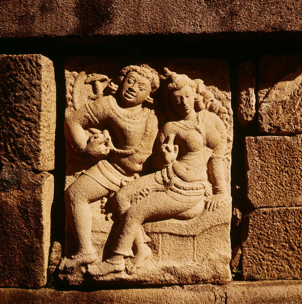 Reliëf van een Mithuna paar bij Isurumuniya door Sri Lankan School