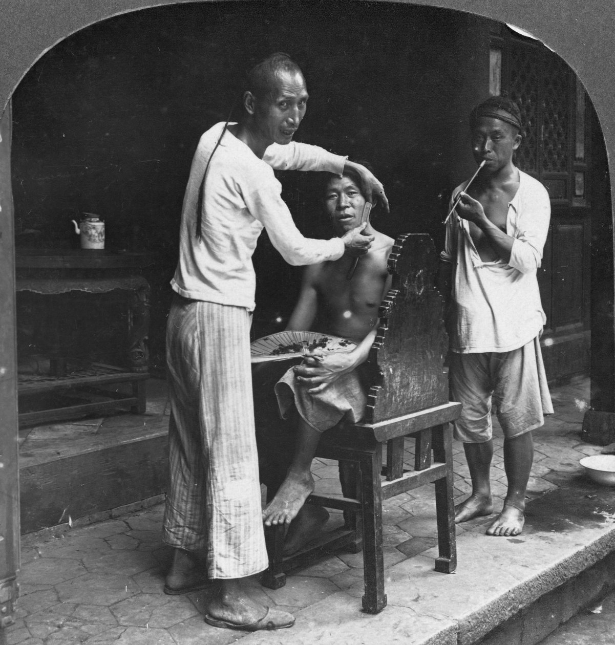 Een Chinese kapper in Bhamo, Birma, 1908 door Stereo Travel Co