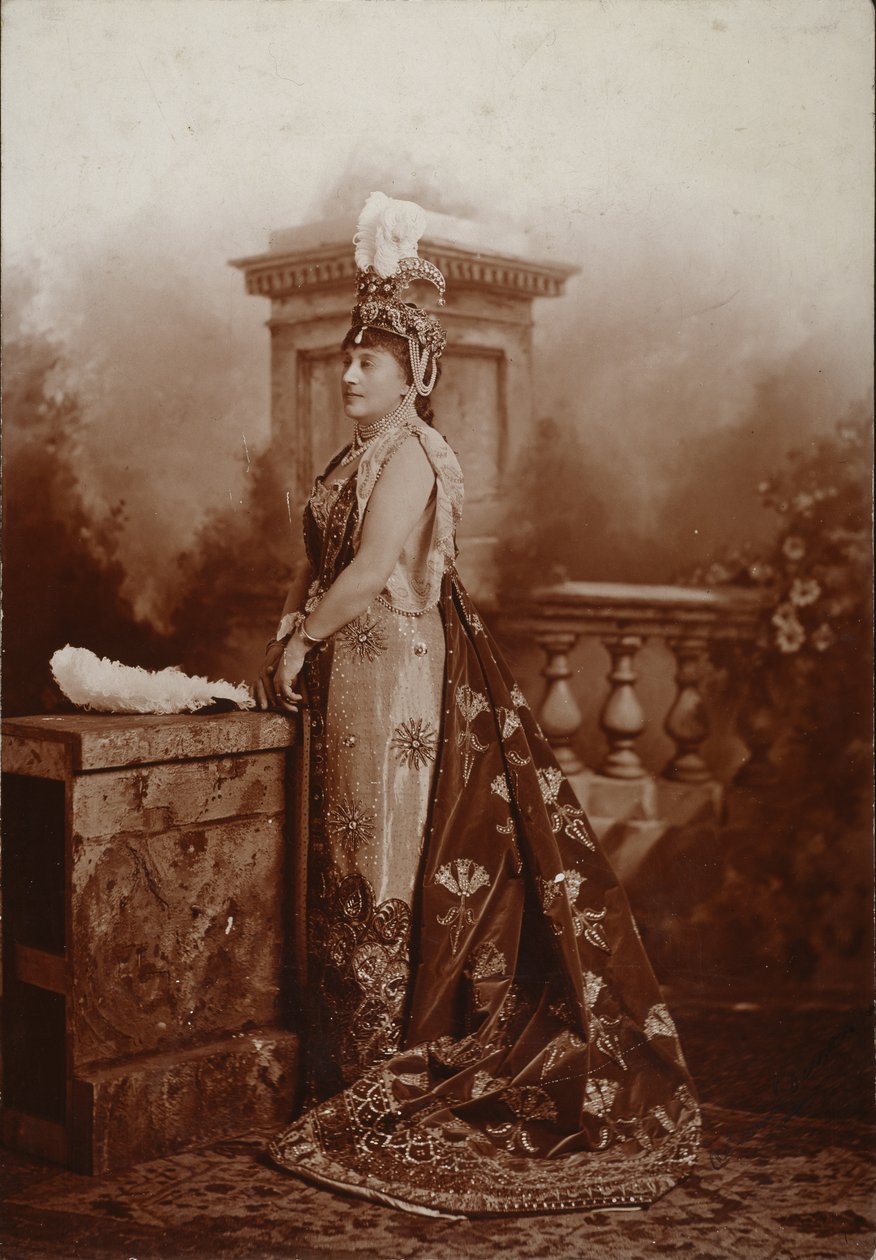 Louise, Hertogin van Devonshire, als Zenobia, Koningin van Palmyra, Het Diamanten Jubileumbal van de Hertogin van Devonshire in Devonshire House door Studio Lafayette