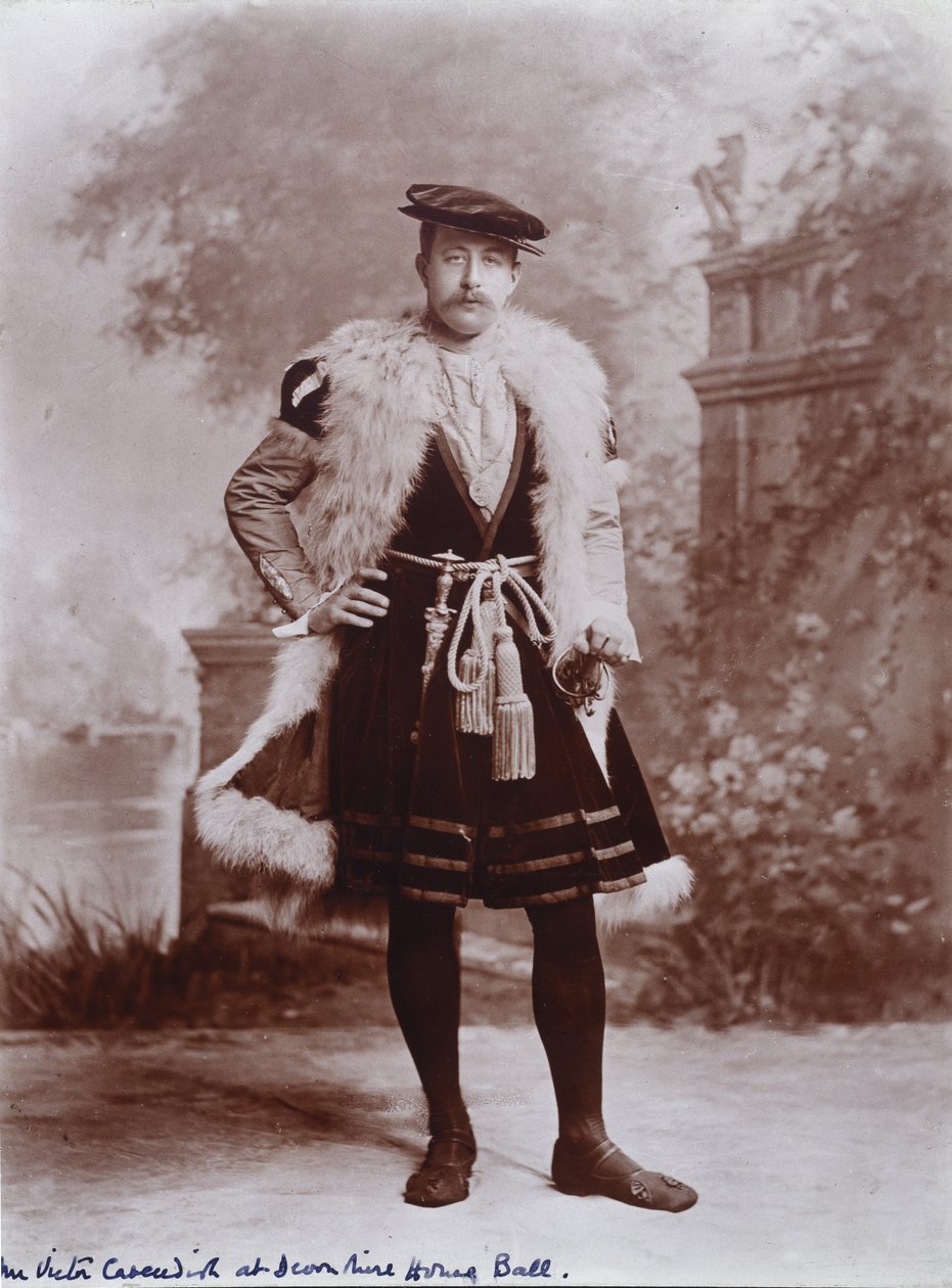 De heer Victor Cavendish, later 9e hertog van Devonshire, als ambassadeur, naar het Holbein-portret van Jean de Dinteville, Het Diamanten Jubileumbal van de hertogin van Devonshire in Devonshire House door Studio Lafayette